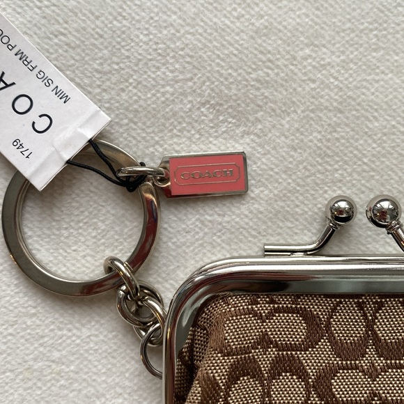 Coach key Cles lock key pouch. Brand new with tags - Picture 3 of 3